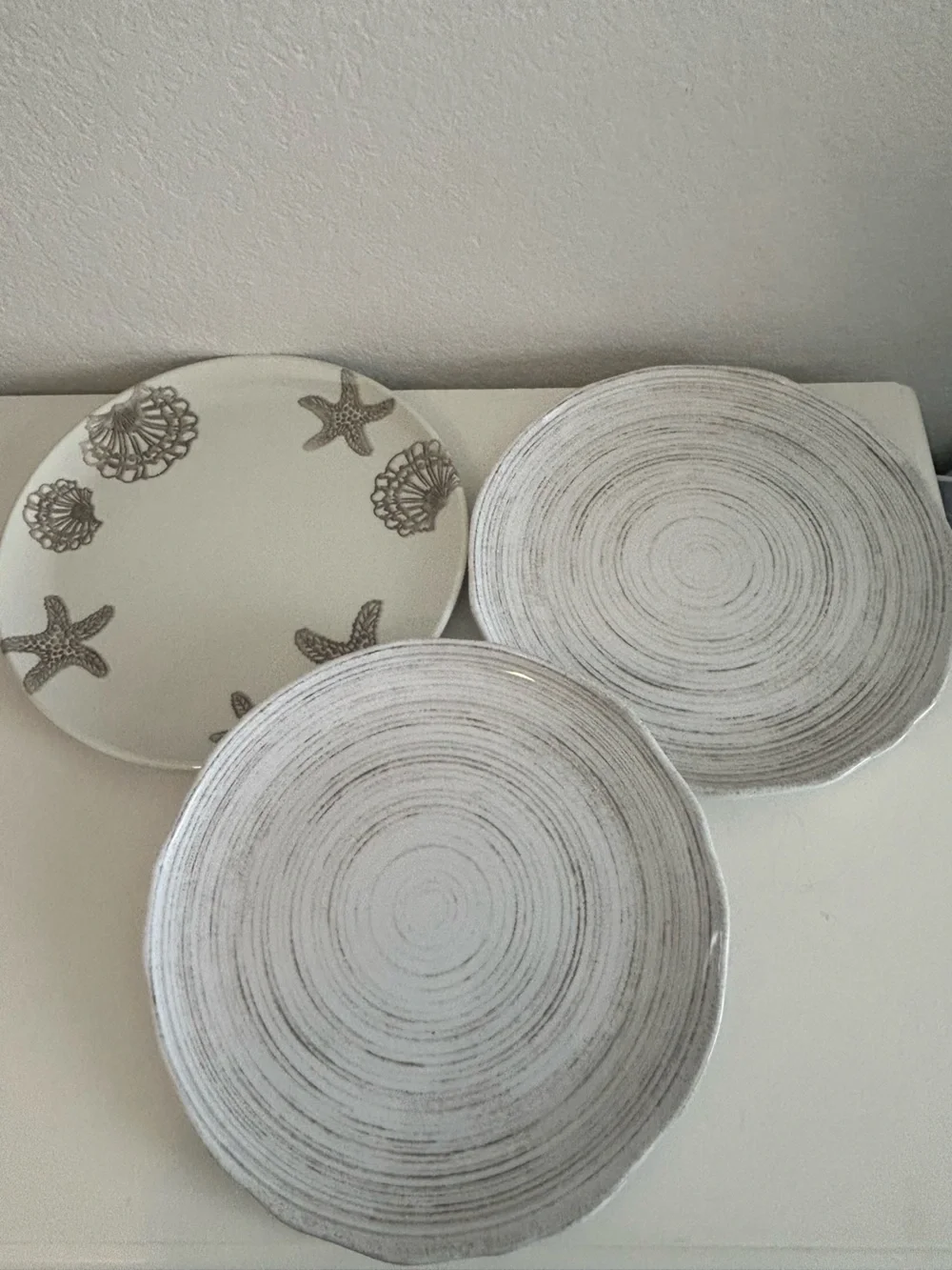 Sur la Table Coastal Seashell Plastic Outdoor Dinner-App Plates Neutral 3pc Set